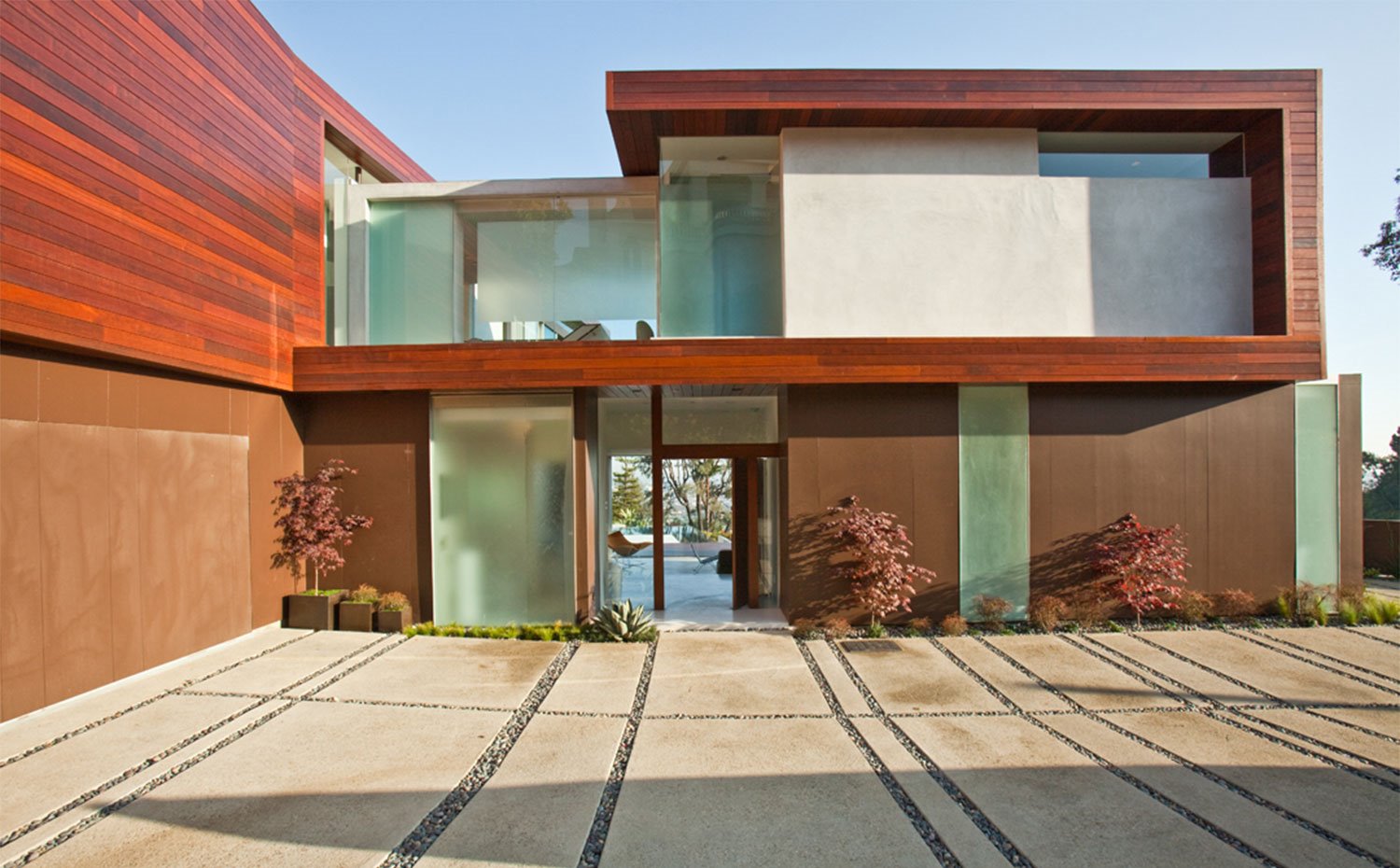 Acceso a la vivienda con cristales translúcidos para preservar privacidad