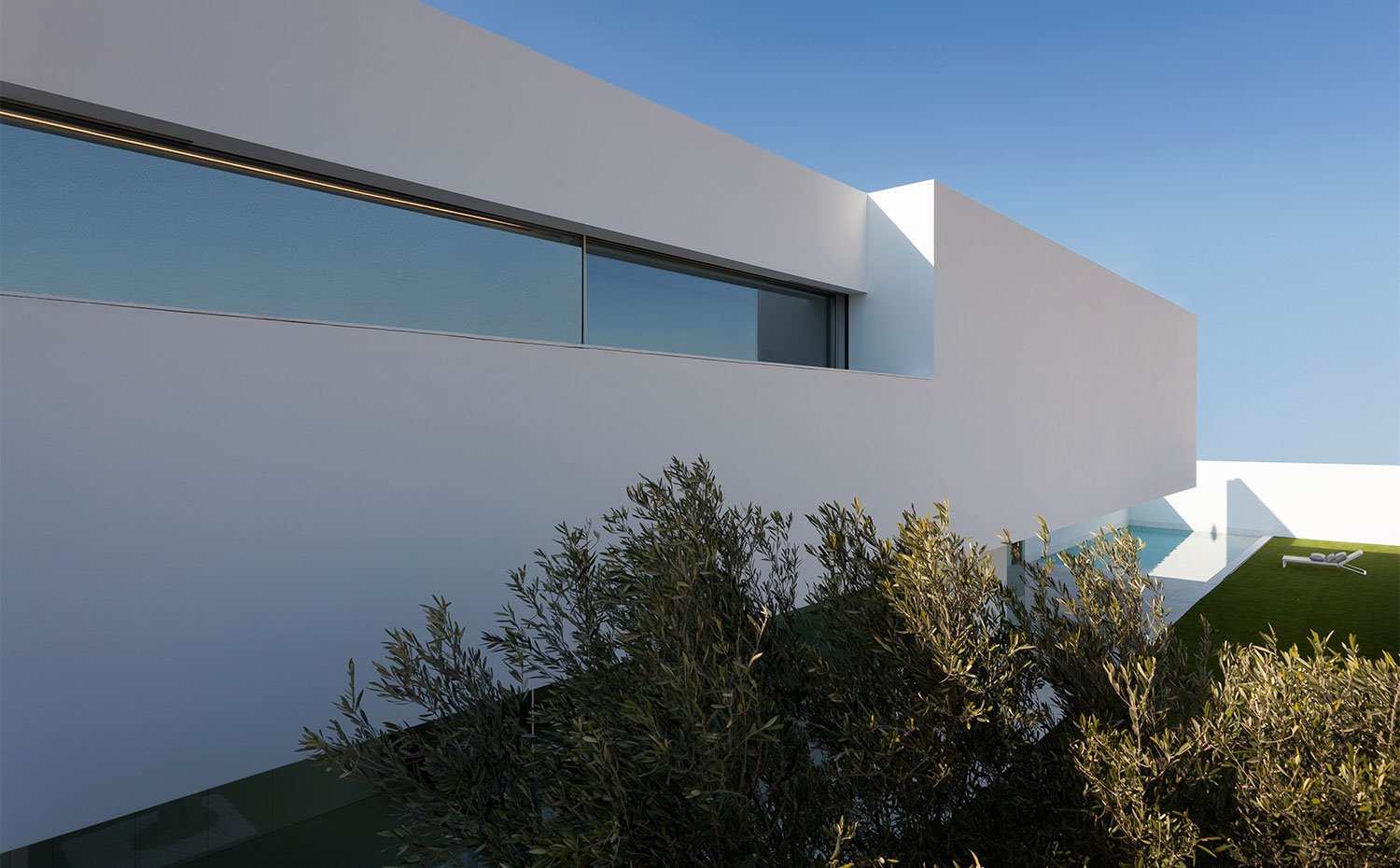 Amplia apertura horizontal del nivel superior de la vivienda desde exterior de fachada