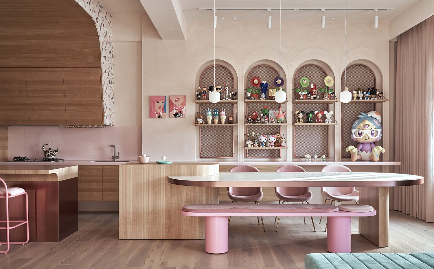 Cocina y comedor con mobiliario acabado en cantos curvos, bancada y sillas en rosa 