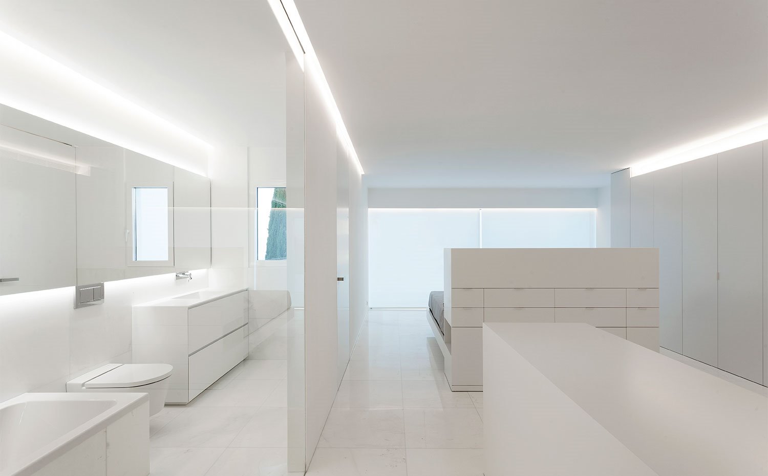 Cuarto de baño de dormitorio con iluminación indirecta y todo en blanco