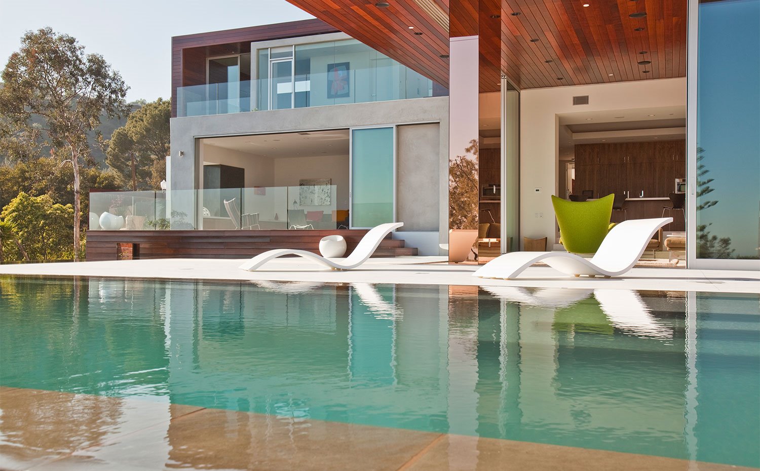 Desde piscina, vista de las diferentes estancias de la casa abiertas al exterior