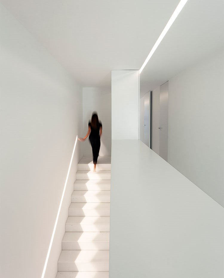 Escaleras con zona de paso a dormitorios en nivel superior
