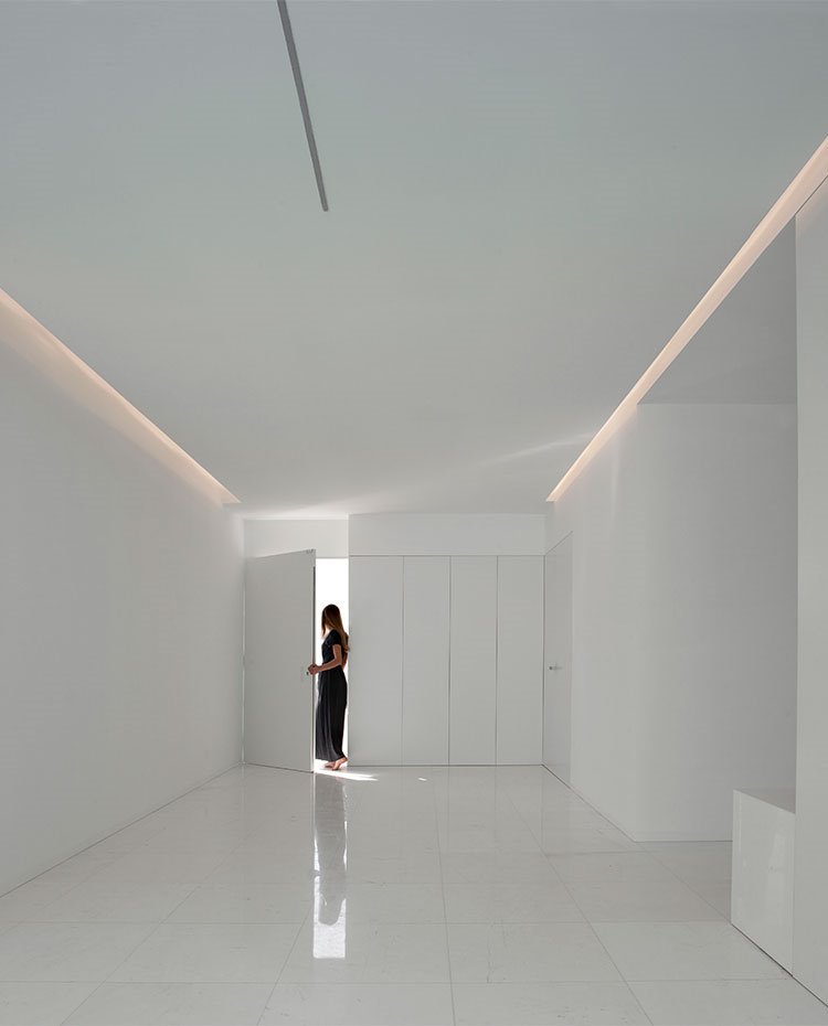 Puerta de entrada a la vivienda, todo en blanco
