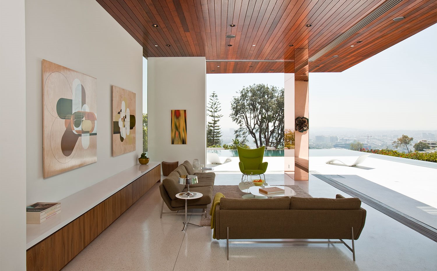 Salón interior que se abre a las panorámicas del exterior