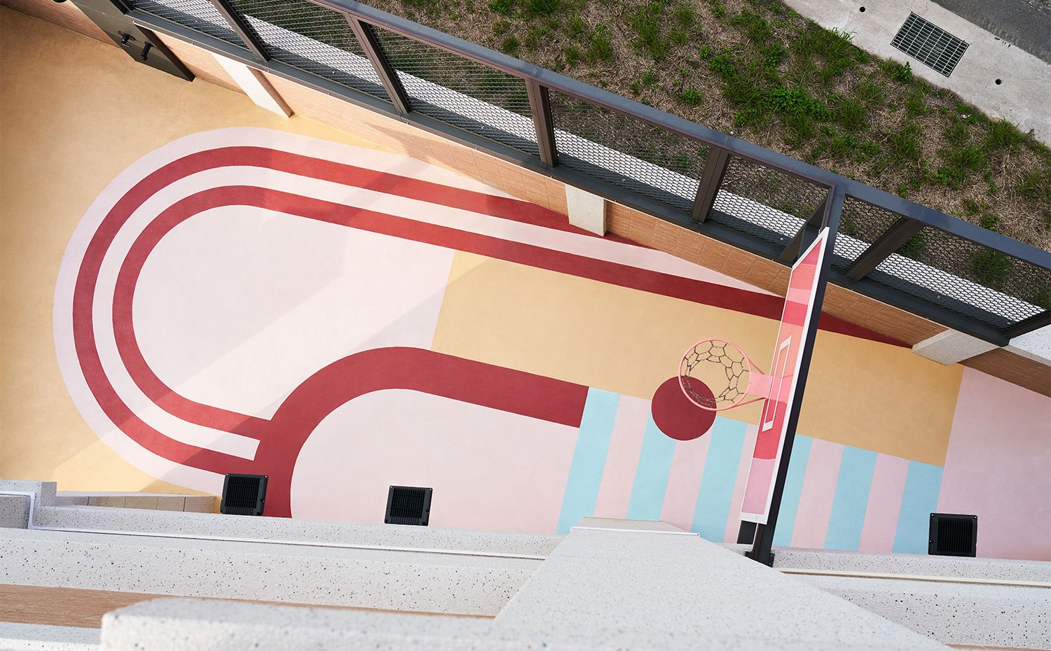 Terraza con suelo pintado con motivos gráficos
