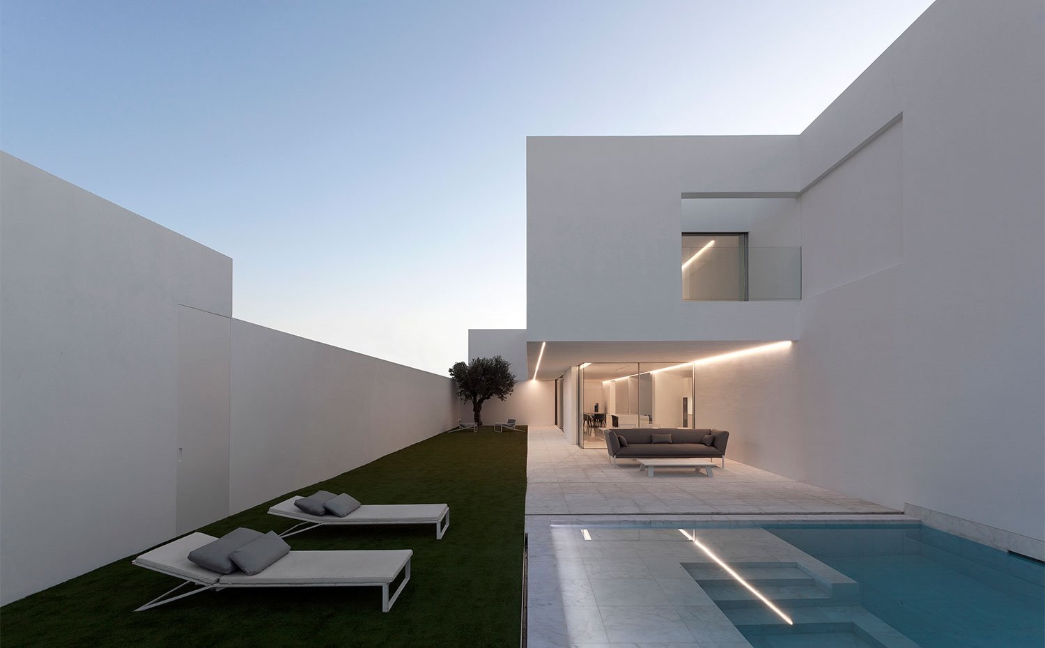 Vista al atardecer desde exterior de vivienda junto a piscina