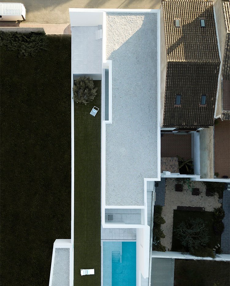 Vista cenital de la parcela alargada con el jardín y la piscina