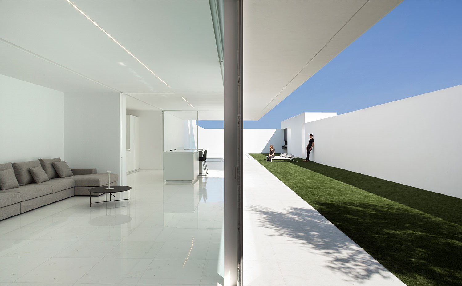 Vista del interior y exterior de vivienda a través de apertura en fachada