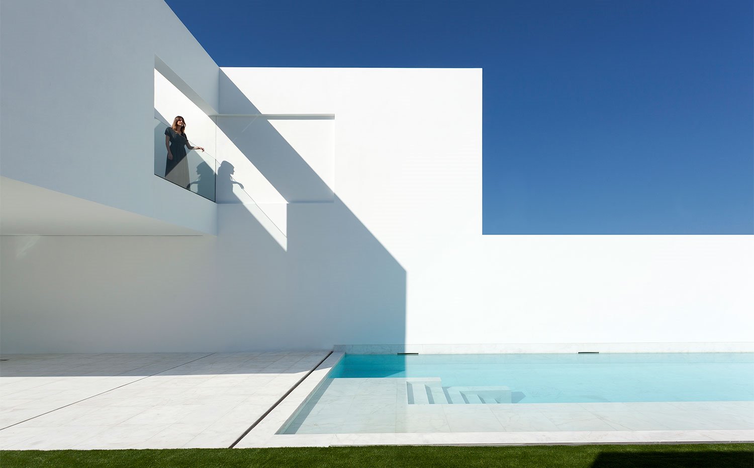 Vista lateral del acceso a la piscina a través de escaleras de obra