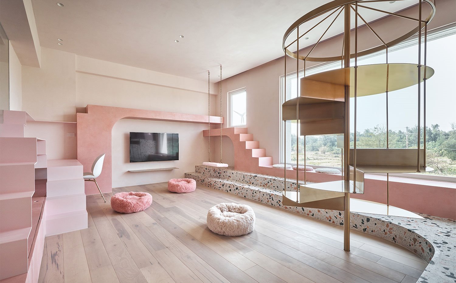 Zona de estar con estructura de metalizada a modo de escalera, suelo de madera