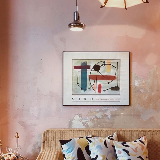 El rosa es un tono que representa muy bien Les Eines y este espacio con cojines que homenajea a Miró es una prueba. 