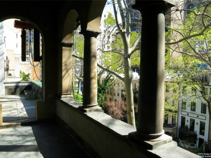 mary-kate-olsen-turtle-bay-balcon