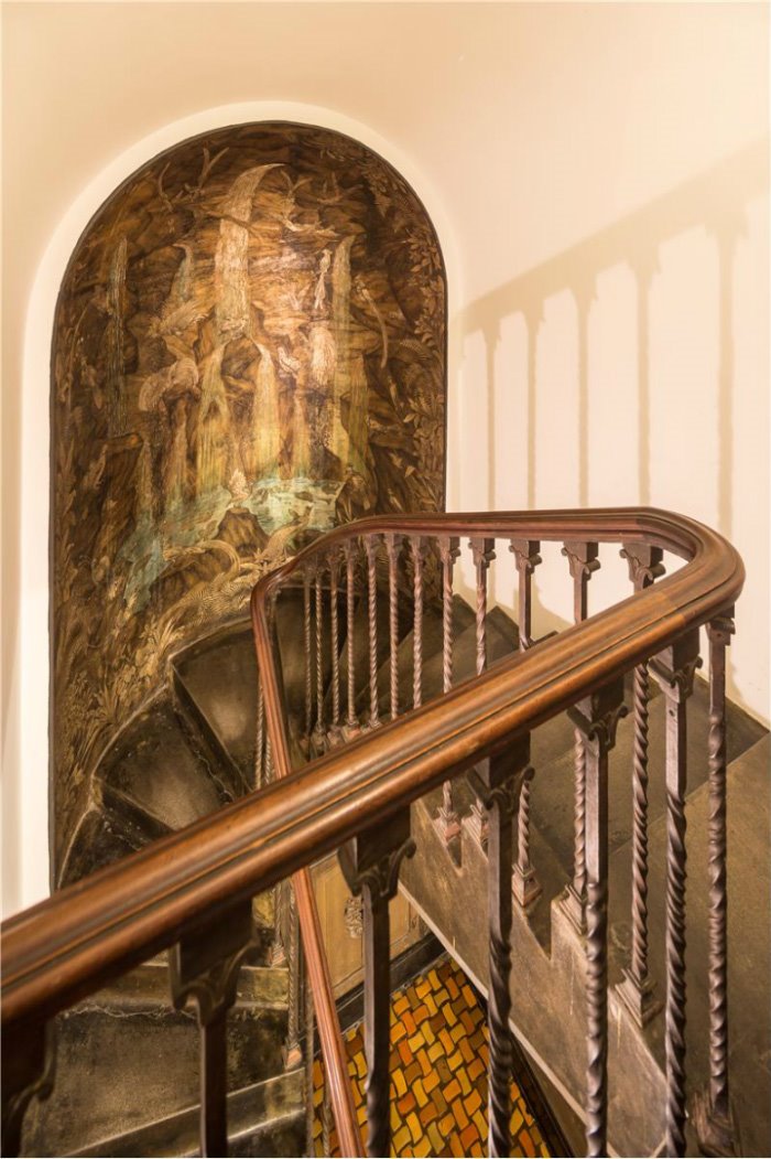 mary-kate-olsen-turtle-bay-escaleras