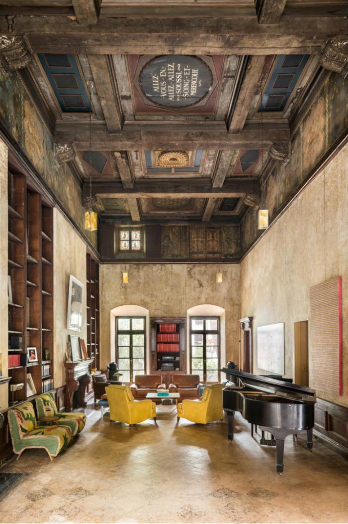 mary-kate-olsen-turtle-bay-salon piano