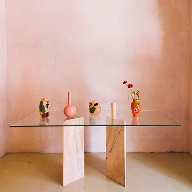 Mesa de cristal con piezas de Valeria Vasi y Almudena Laborda.
