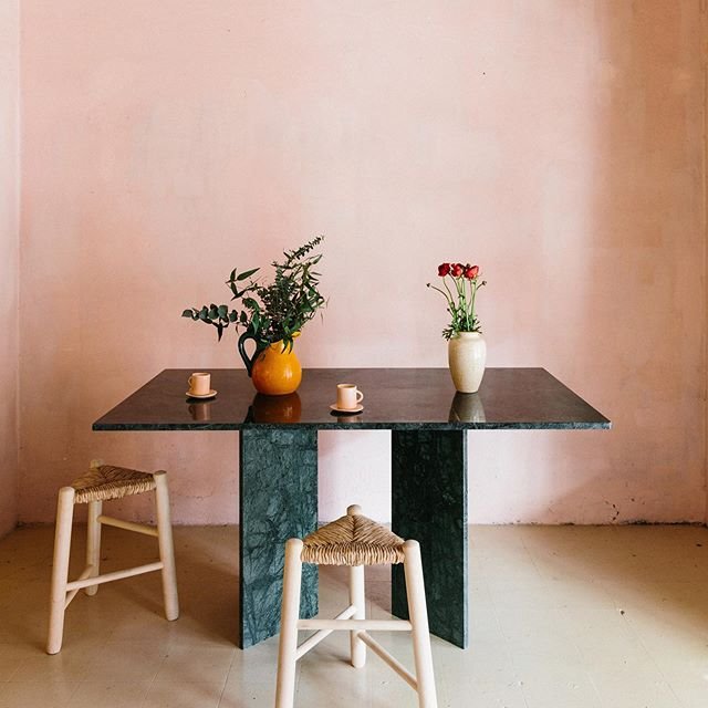 Mesa de mármol con piezas de Branqueta Studio.