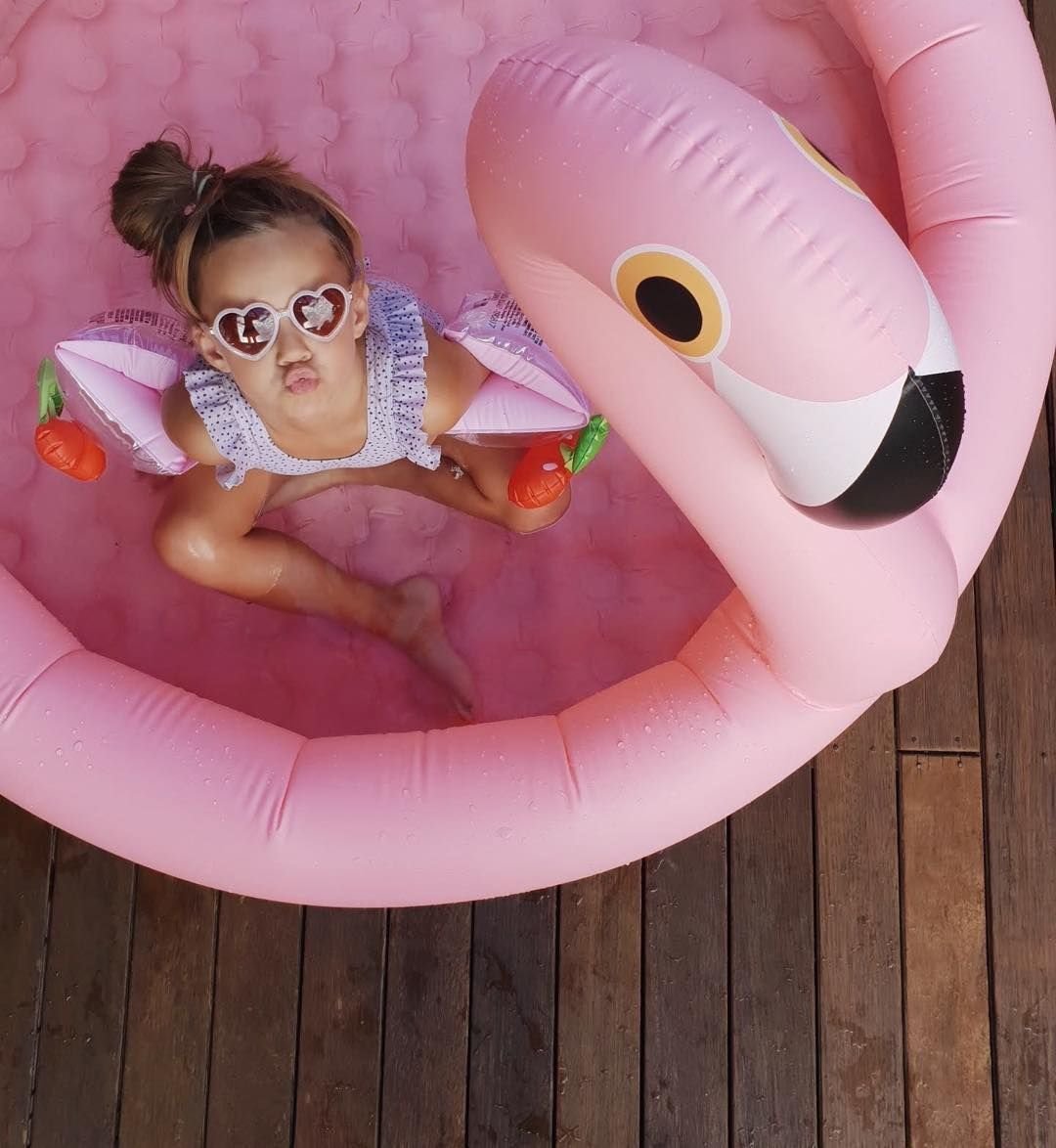 Piscina inflable de la firma Sunnylife en forma de flamenco