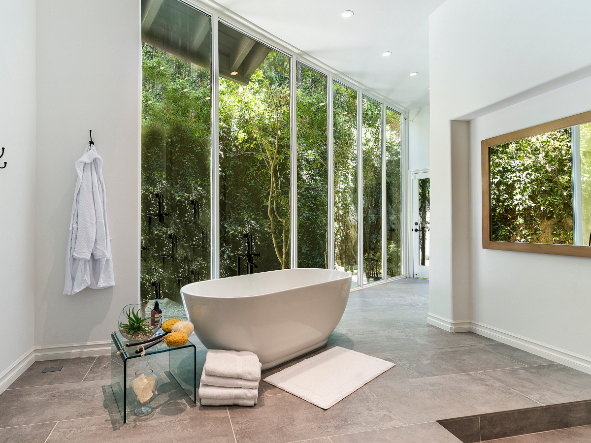 Casa Selena Gomez baño con bañera con vistas