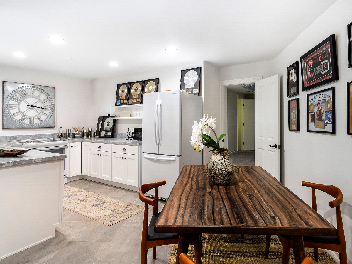Casa Selena Gomez cocina con reloj en la pared