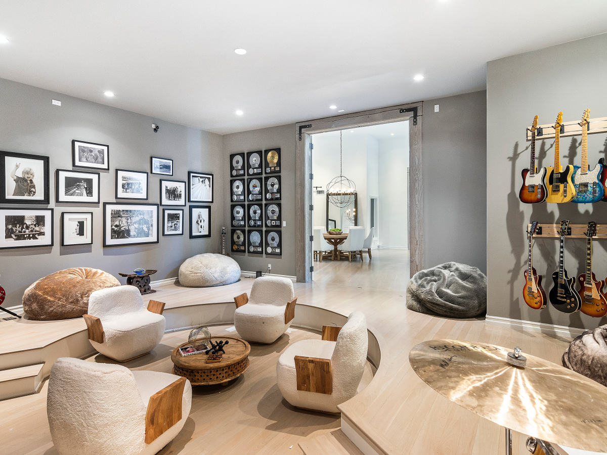Casa Selena Gomez estar con guitarras en la pared