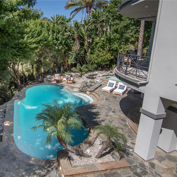 Casa Selena Gomez exterior con piscina