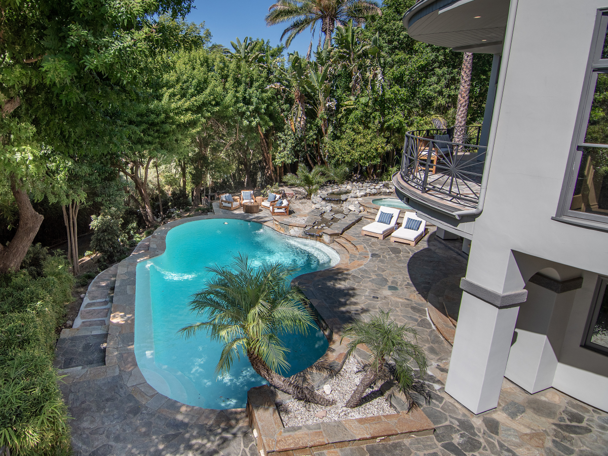 Casa Selena Gomez exterior con piscina