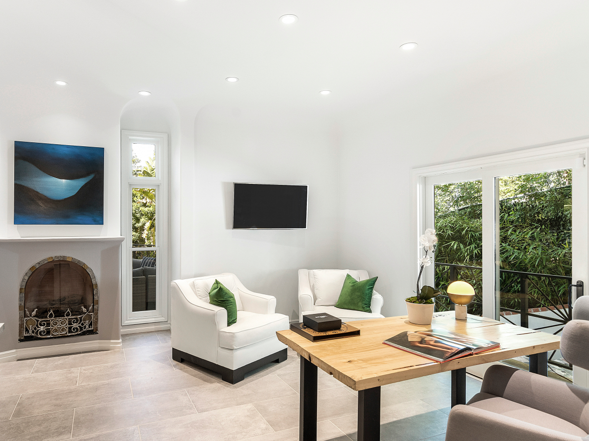 Casa Selena Gomez zon de trabajo con dos sillones blancos