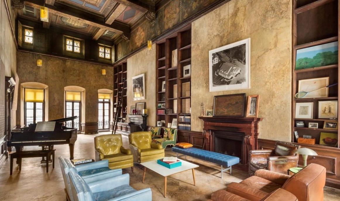 Salon casa mary kate oslen y olivier sarkozy con sofas amarillos