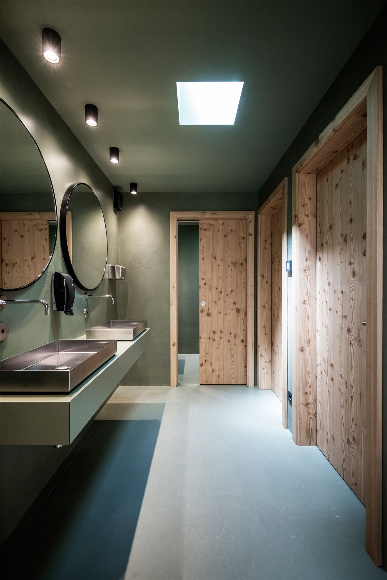 baño-publico-puertas-madera