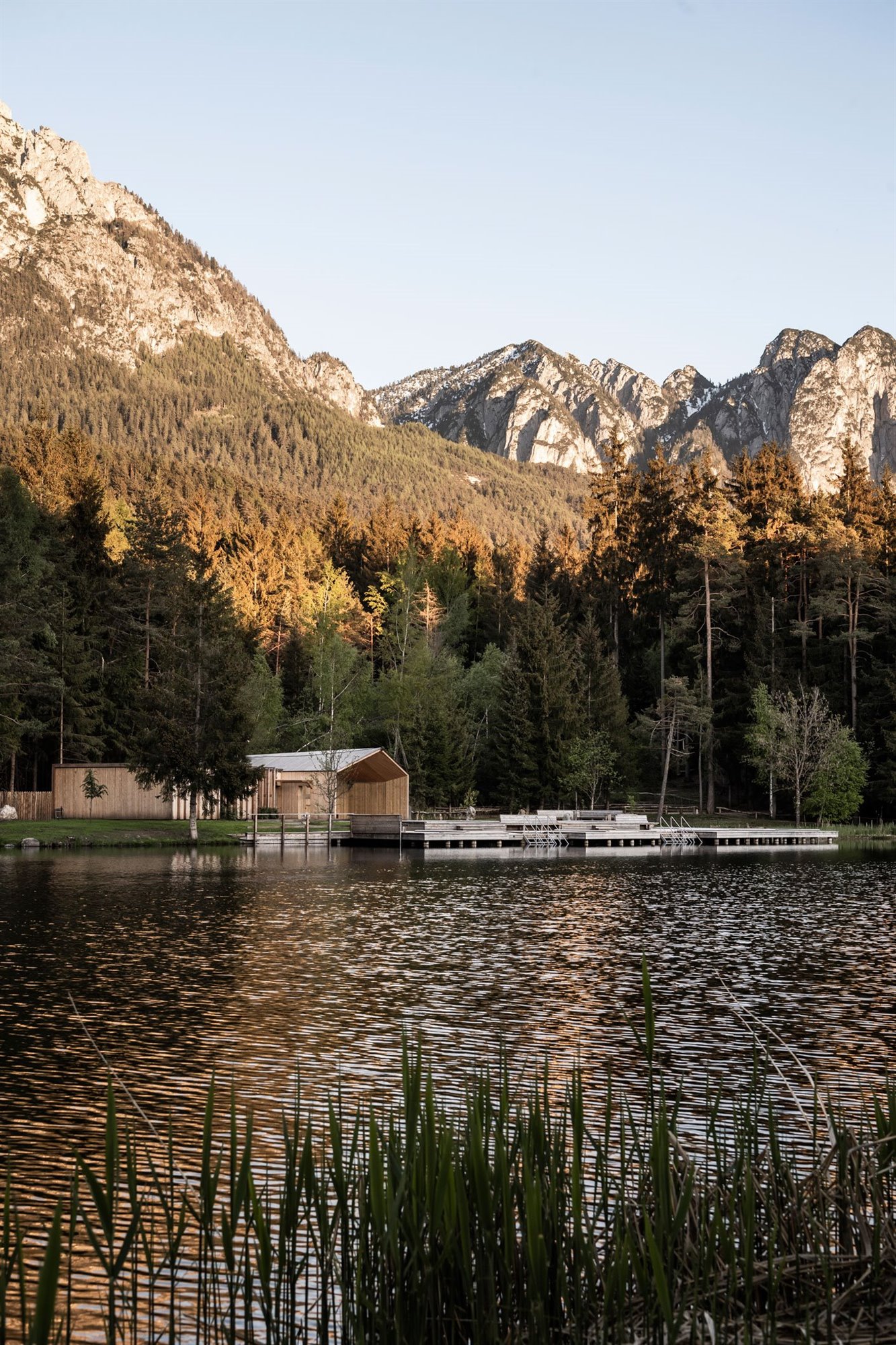 casa-de-madera-en-el-lago-vols