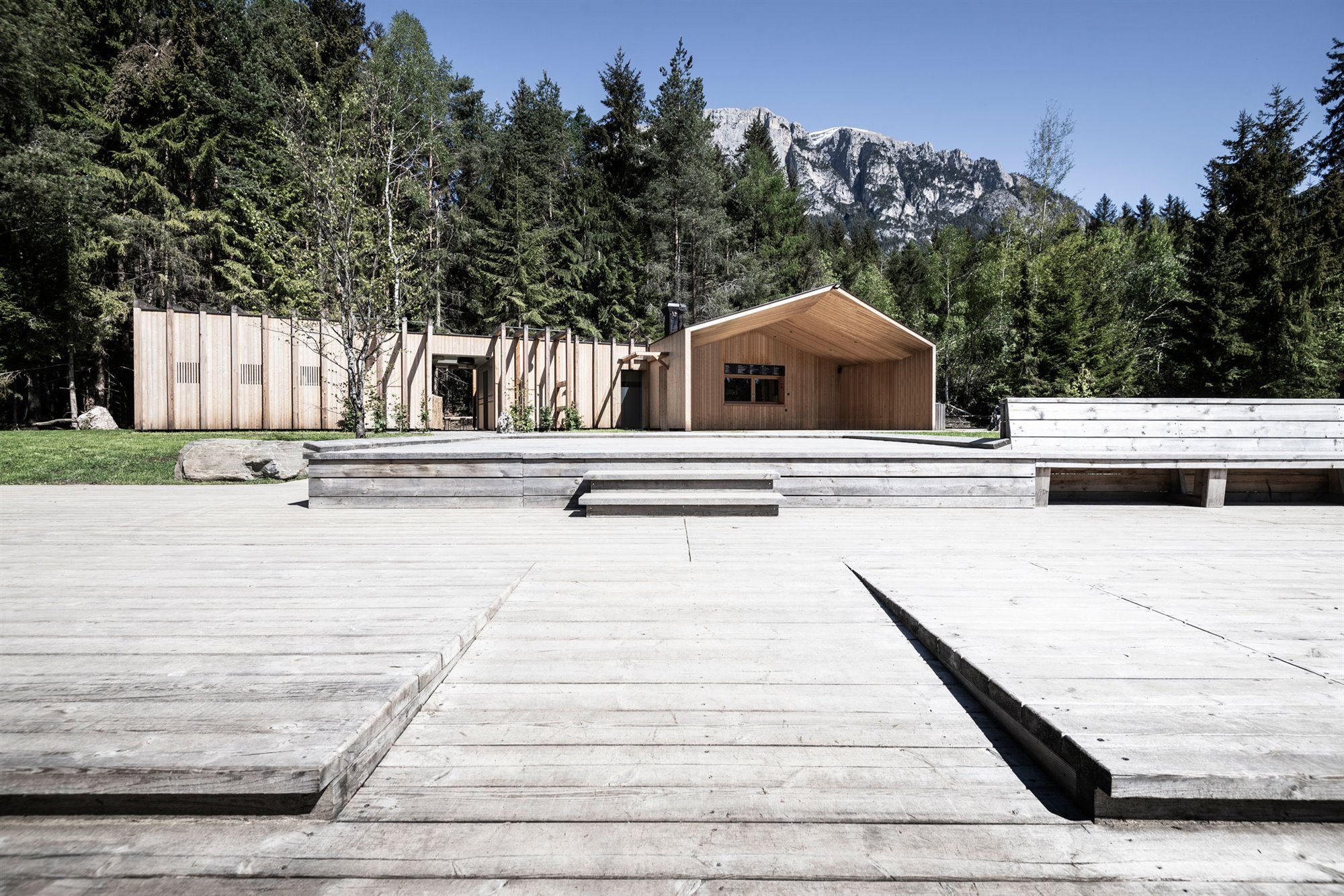 casa-madera-lago-vols-pasarelas