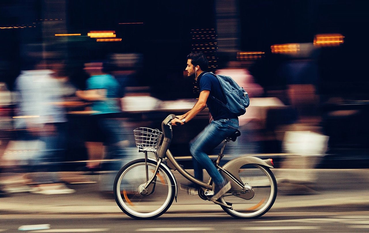 Hombre montando en bicicleta