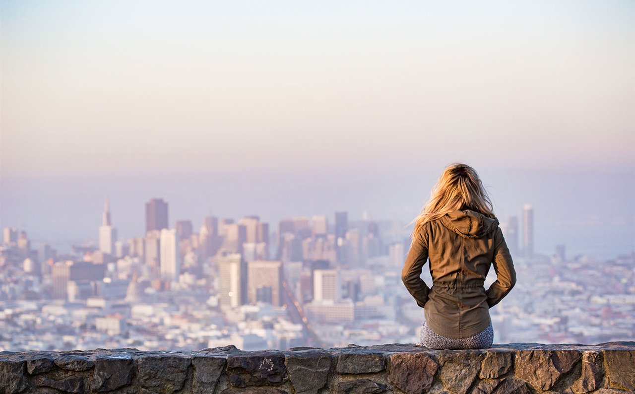 Mujer mirando la ciudad