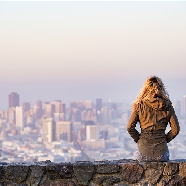 Mujer mirando la ciudad