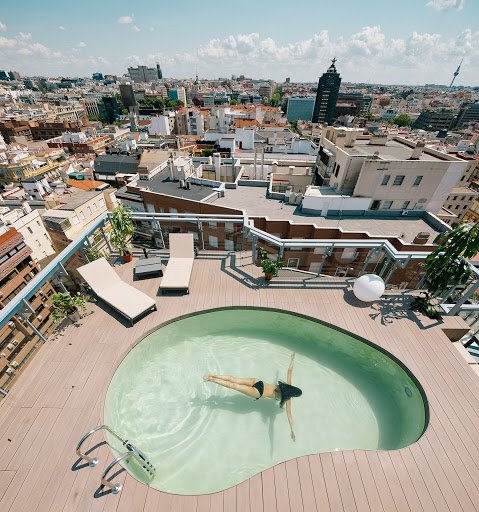 Piscina en un ático madrileño reformado por la arquitecta Idoia Otegui.