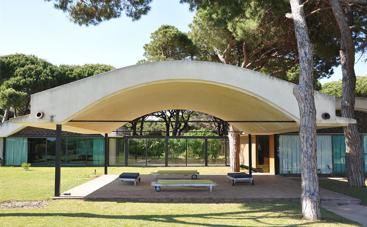 La complejidad arquitectónica y decorativa de La Ricarda o Casa Gomis, de Antonio Bonet Castellana, hace que hoy en día sea difícil encontrar profesionales experimentados que sepan restituir los elementos originales.