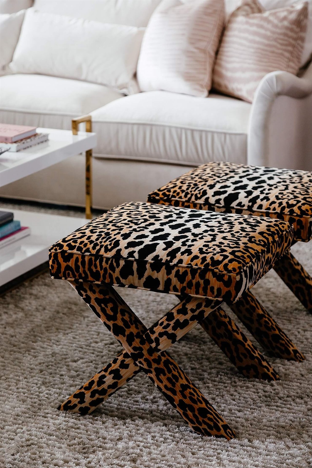 Taburetes auxiliares con estampado de leopardo