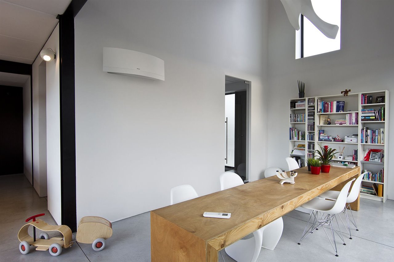 El aire acondicionado, junto con una buena ventilación, es la mejor forma de renovar el aire y por lo tanto de aumentar la calidad del ambiente interior. Equipo Daikin Emura.