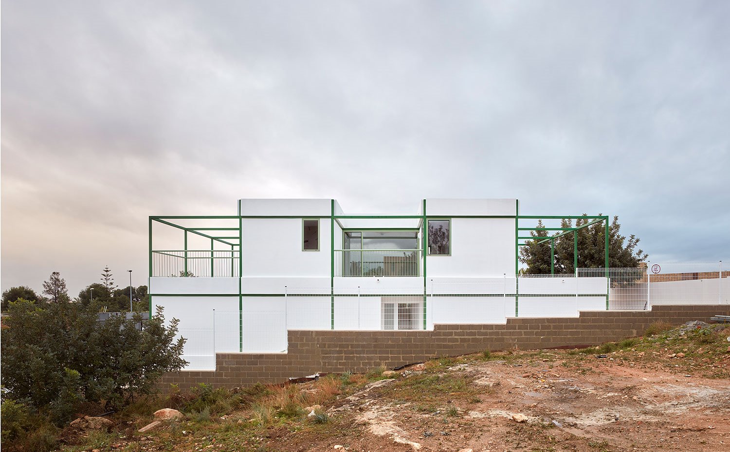 Terreno exterior de la vivienda que se alza a triple altura con terrazas que asoman a la calle