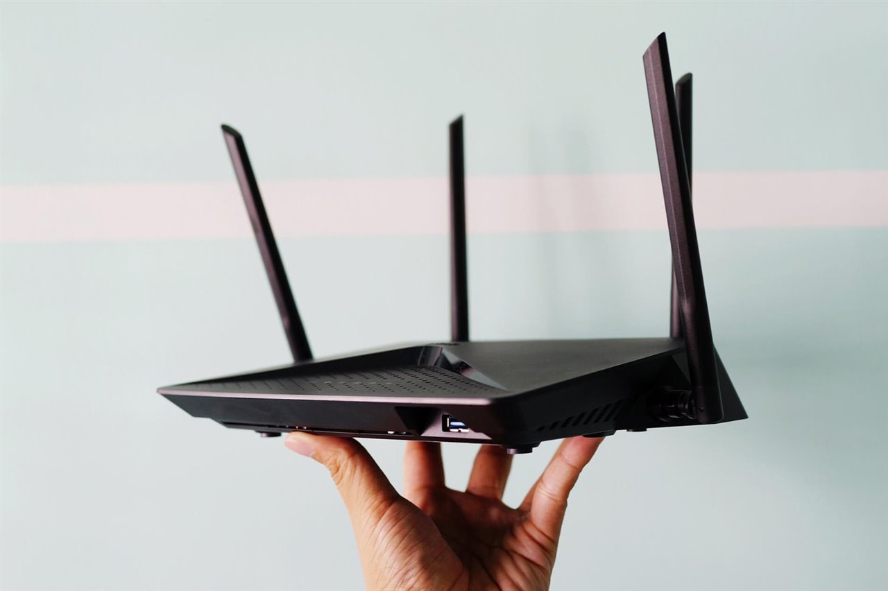 Si tu router dispone de antenas, orientarlas en forma de L ayudará a mejorar la cobertura de la señal.
