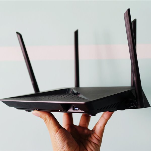 Si tu router dispone de antenas, orientarlas en forma de L ayudará a mejorar la cobertura de la señal.