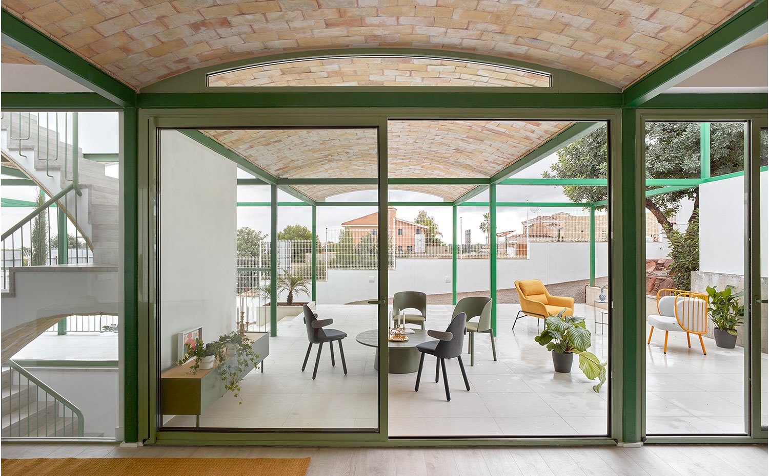 Vista desde el interior de la terraza cubierta bajo bóveda de ladrillo en el segundo nivel de la vivienda