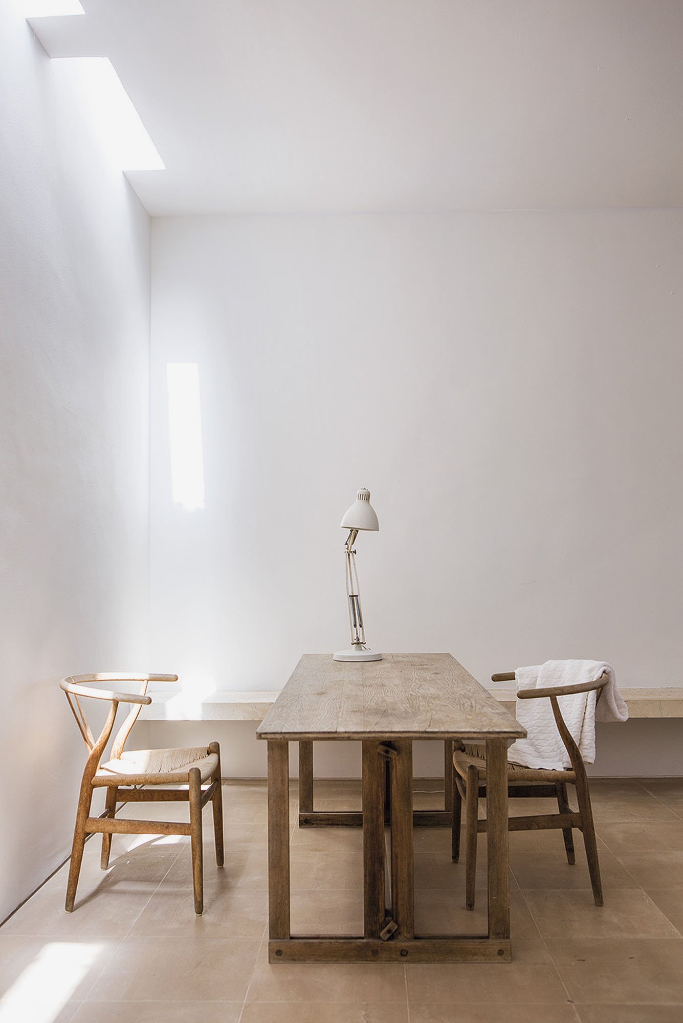 Casa de color rosa de claudio Silvestrin y John pawson en Mallorca comedor con luz cenital