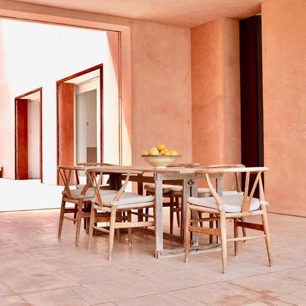 Casa de color rosa de claudio Silvestrin y John pawson en Mallorca comedor exterior
