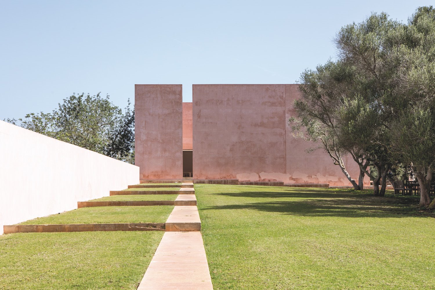 Casa de color rosa de claudio Silvestrin y John pawson en Mallorca entrada