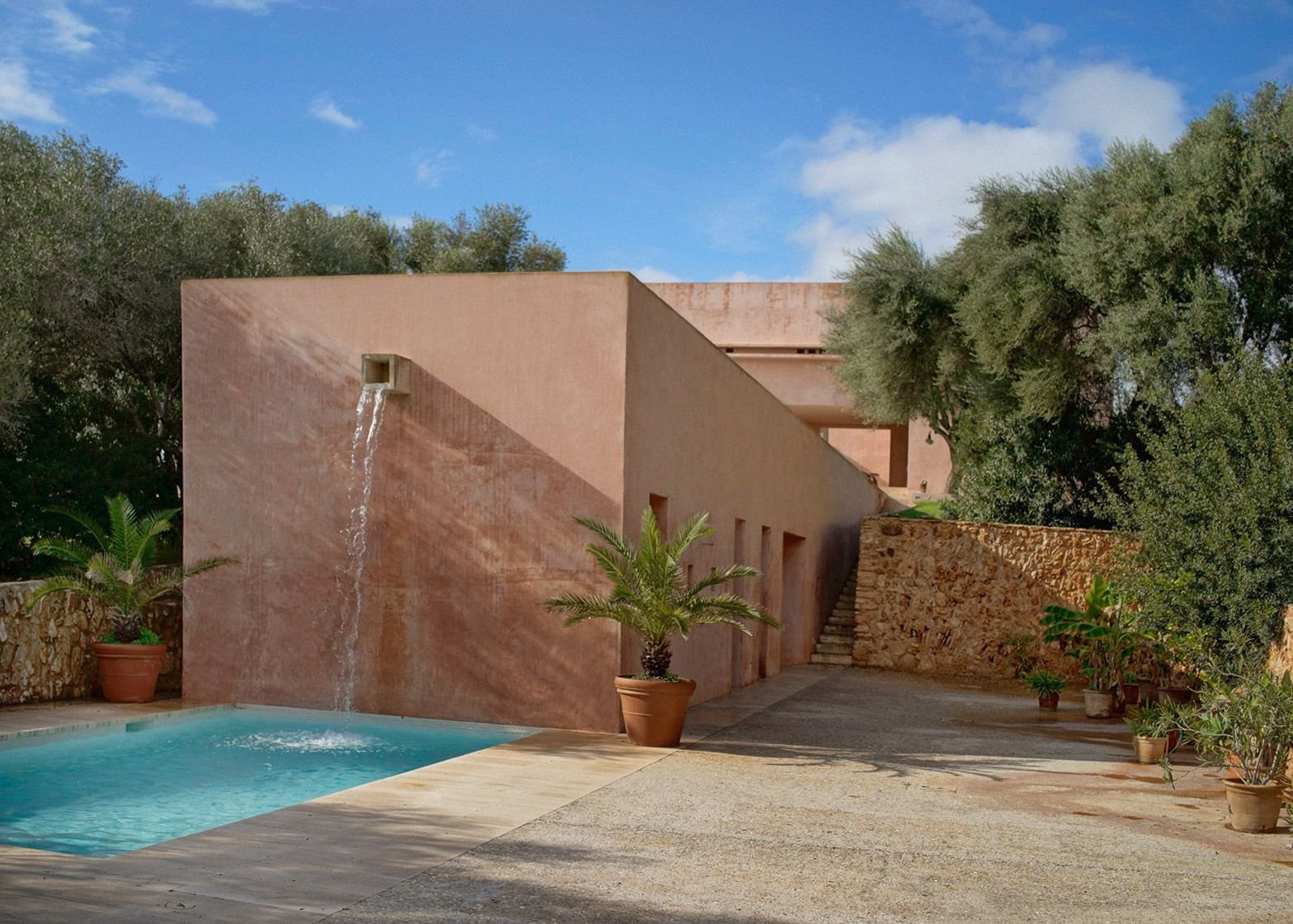 Casa de color rosa de claudio Silvestrin y John pawson en Mallorca piscina con alberca