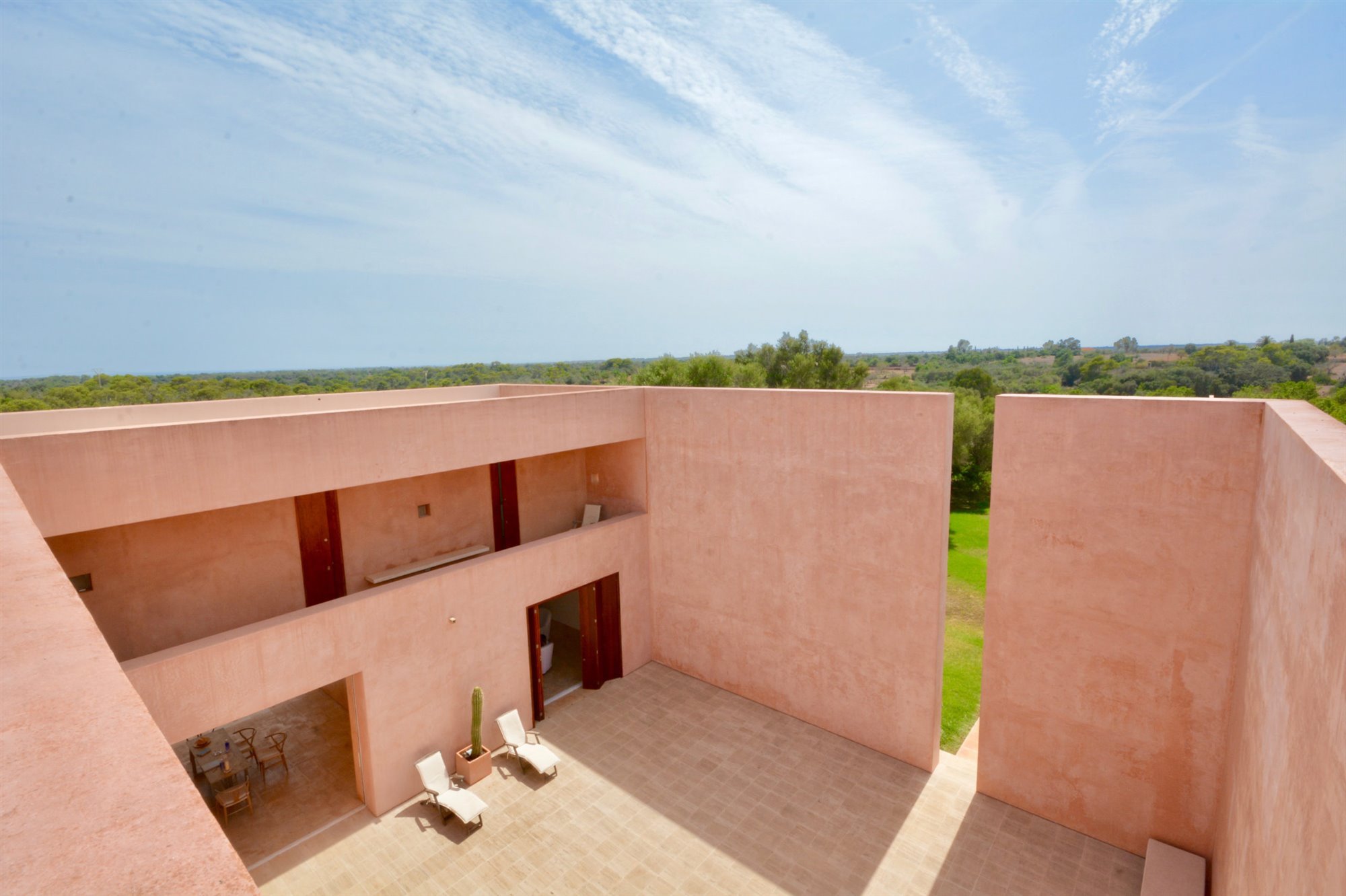 Casa de color rosa de claudio Silvestrin y John pawson en Mallorca vista aerea