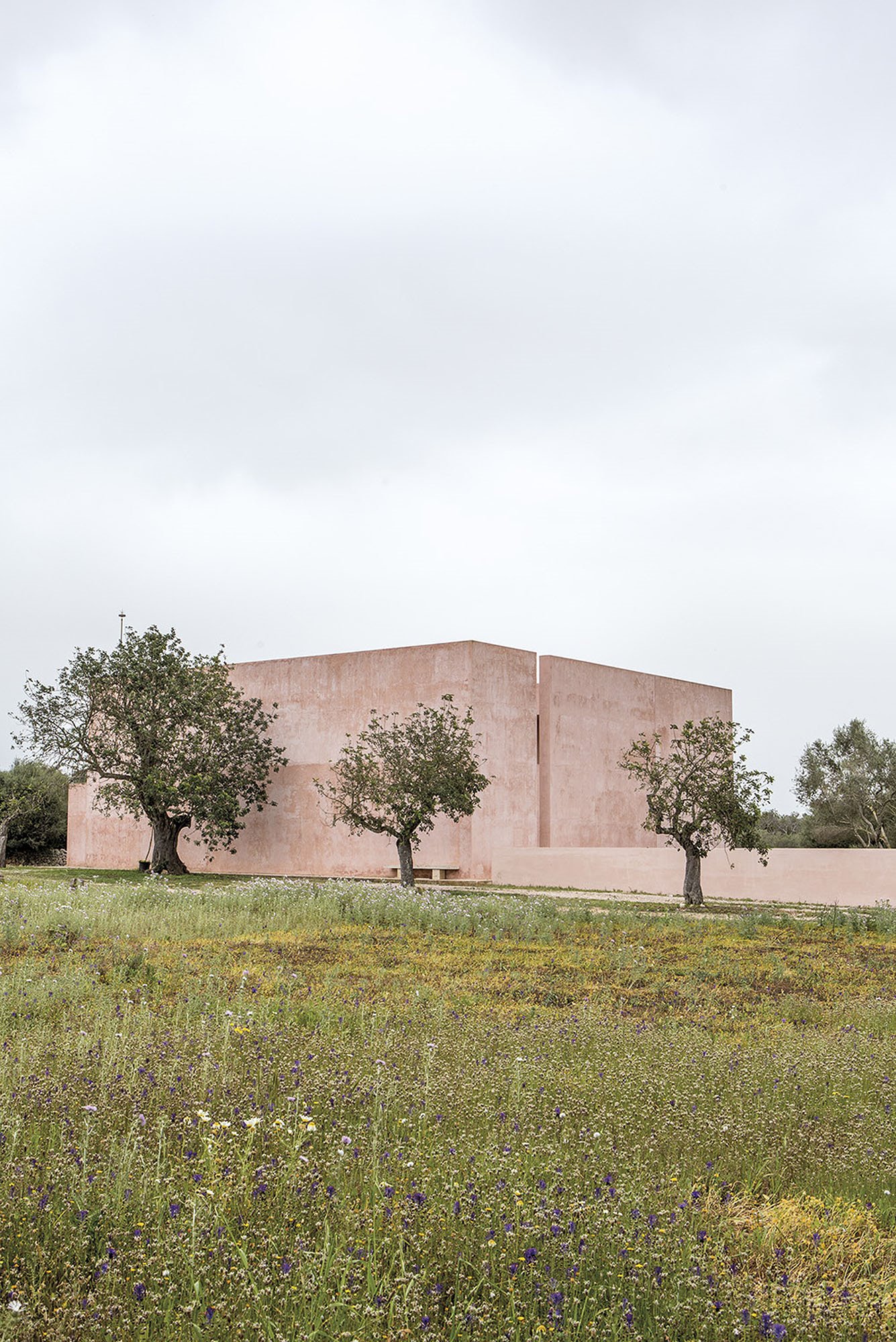 Casa de color rosa de claudio Silvestrin y John pawson en Mallorca vista de la fachada de color rosa