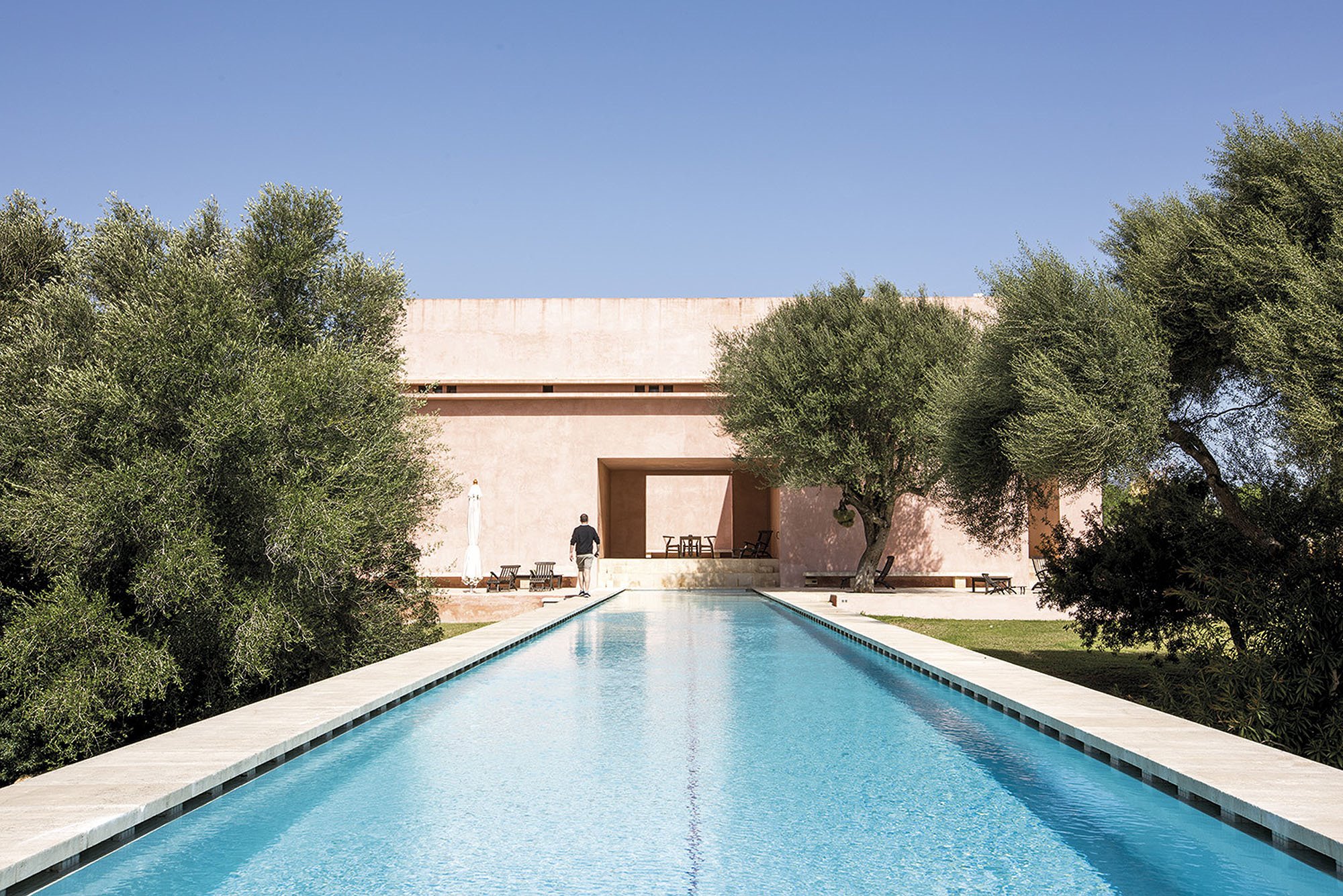 Casa de color rosa de claudio Silvestrin y John pawson en Mallorca vista de la piscina