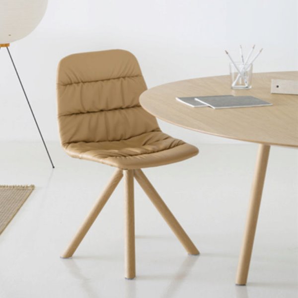 Viccarbe lanzará una silla tapizada con tejido reciclado de Ecoalf